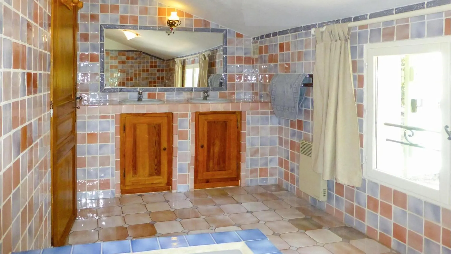 Holiday home 6 Bedroom Awesome Home In Entrecasteaux
